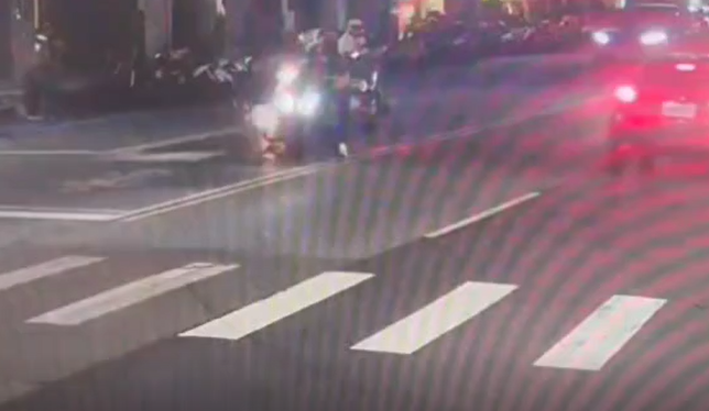 超車互不讓還逼車險釀相撞　騎士紅燈下車互毆拿安全帽猛砸