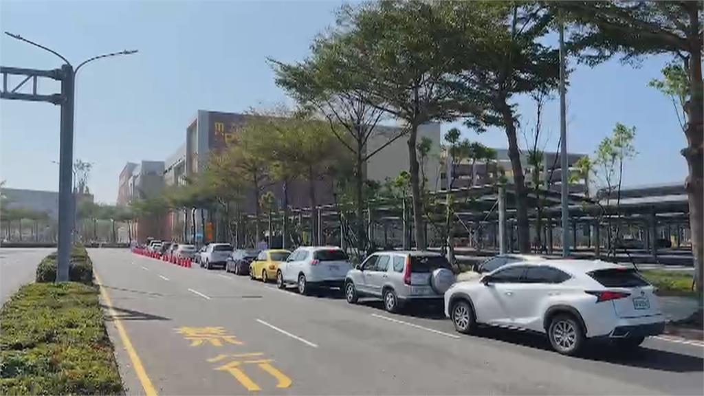 台南新開幕商場日湧上萬客!違規停車亂象嚴重