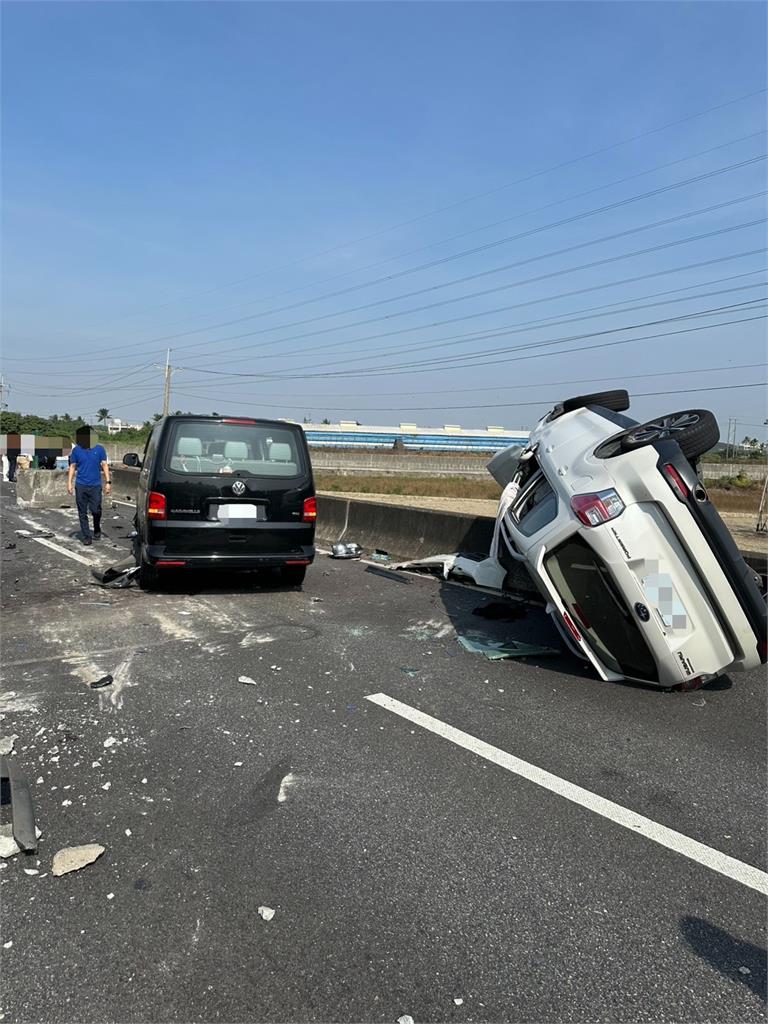 國道嚴重車禍！聯結車追撞又暴衝　害兩車自撞共釀傷１３傷