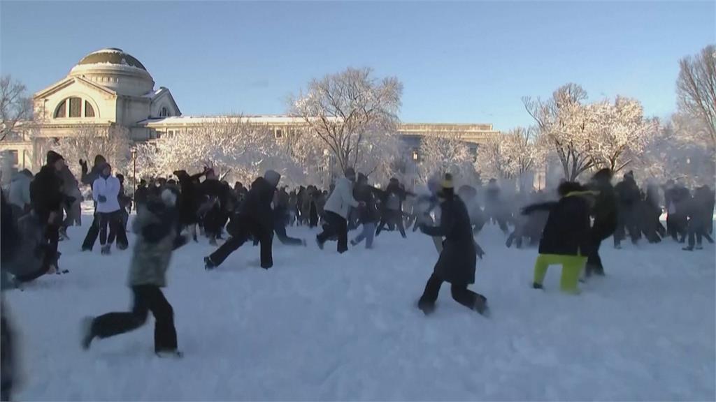 暴風雪席捲美國華府　家廣場變身雪球戰場