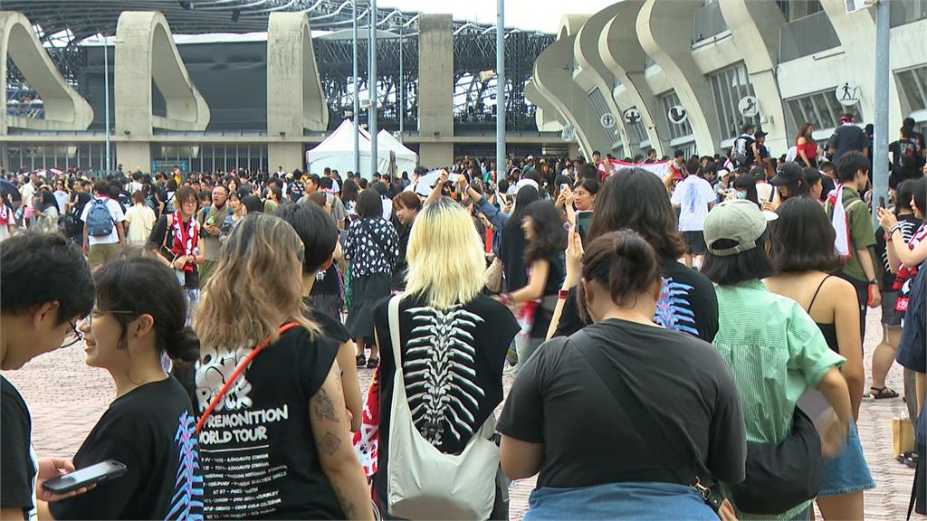 日本天團ONE OK ROCK高雄開唱　台日港粉絲不畏風雨力挺