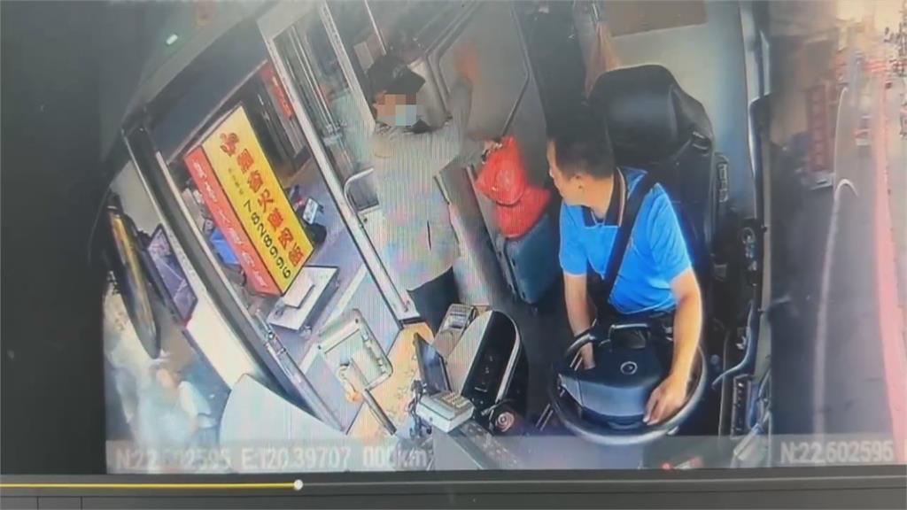 舉手又惹議! 高雄老翁辱罵公車司機 雙方路上僵持