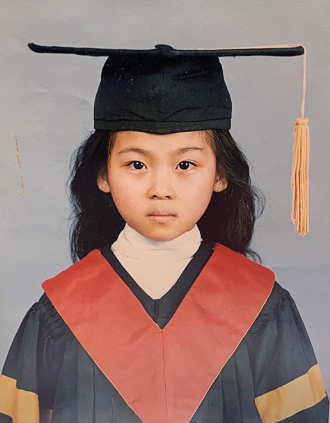 小時候模樣曝光！43歲河智苑曬「童年畢業照」驚豔全網：從小美到大