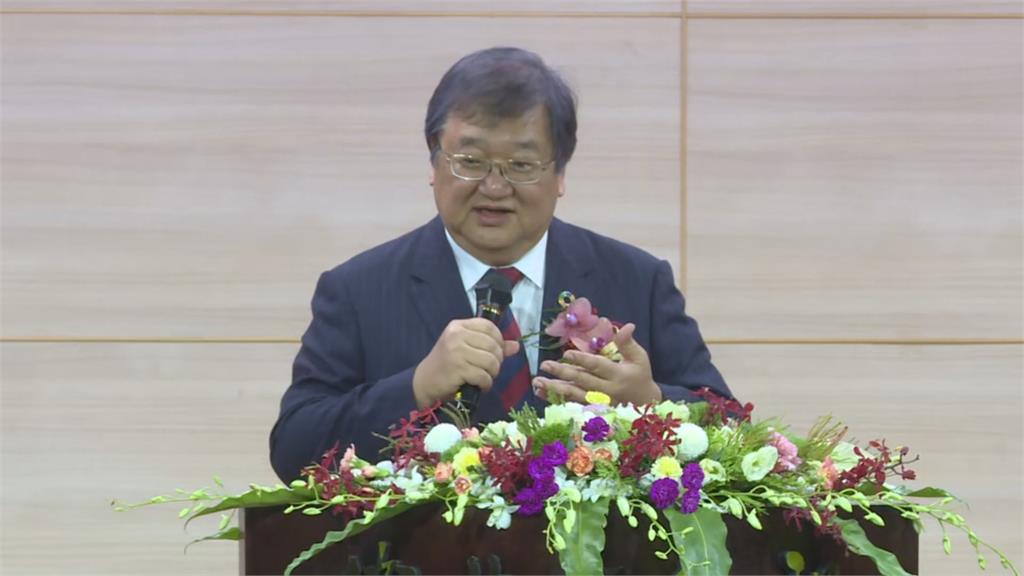 快新聞/衛福部長交接!邱泰源提醒要唸稿 石崇良很快破功:我脫稿一下好了