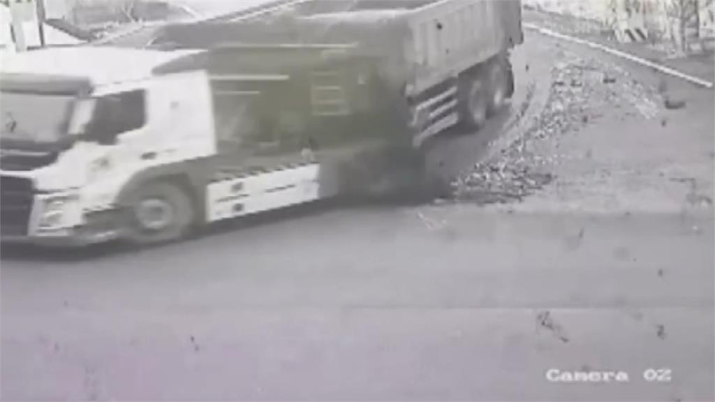 載運淤泥沿路掉害騎士「犁田」 警追肇事曳引車駕駛送辦