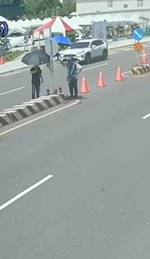 揪甘心！機車切西瓜遭撞2人彈飛　熱心民眾「組傘牆」馳援