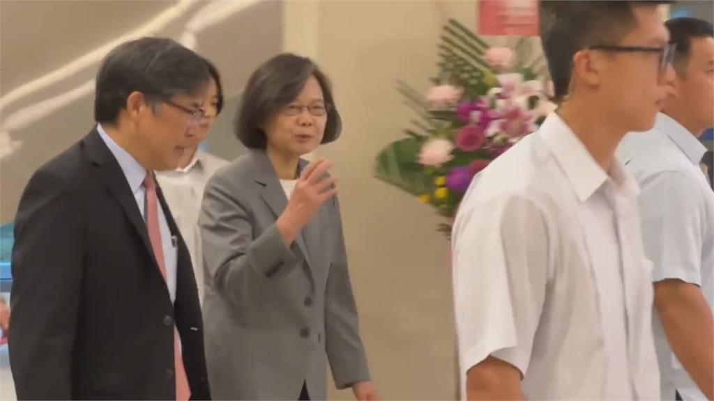 蔡英文現身高醫大畢業典禮! 畢業生興奮喊:為她而來