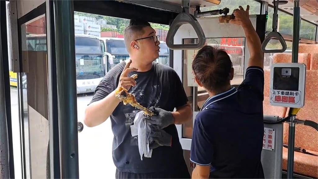 傻眼！基隆公車頻出包　開到一半「車門掉了」