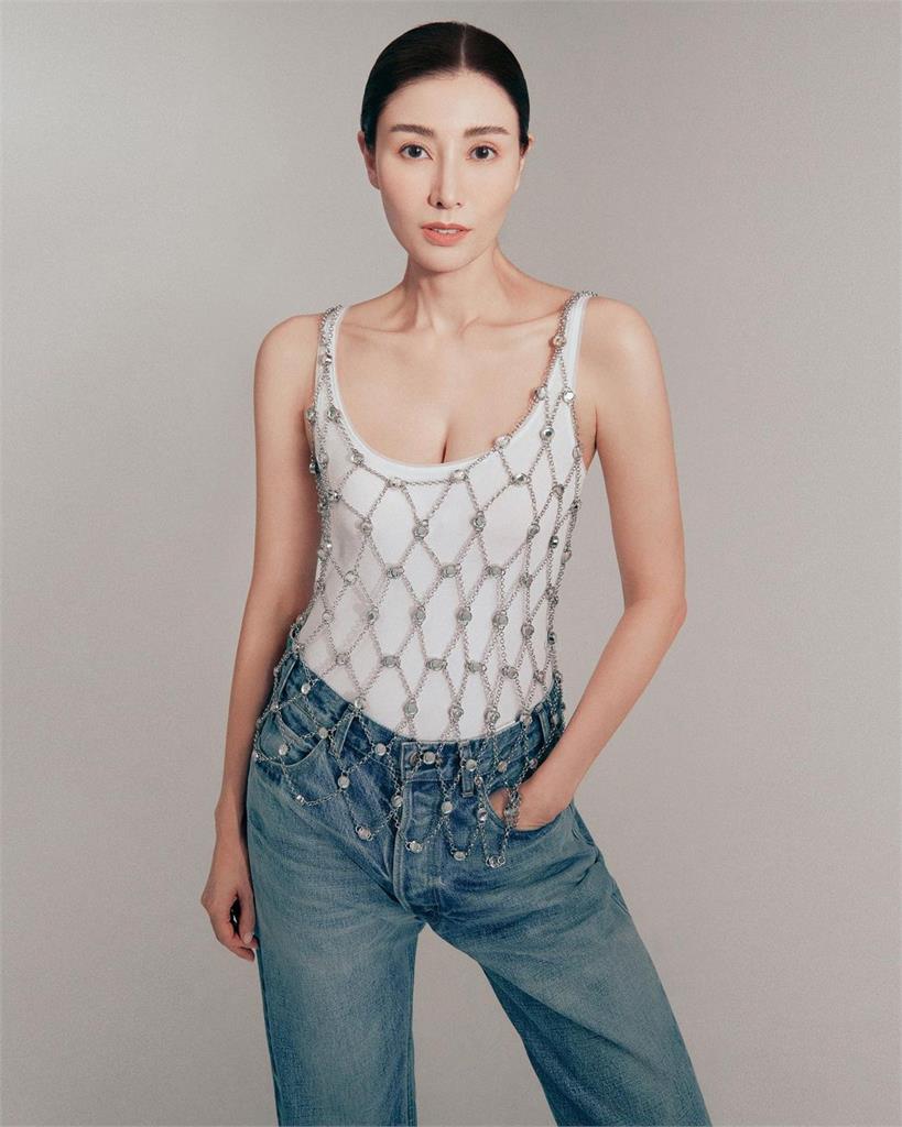 李嘉欣同框60歲親姊!姊妹倆「神凍齡」美貌驚呆網:基因超強大