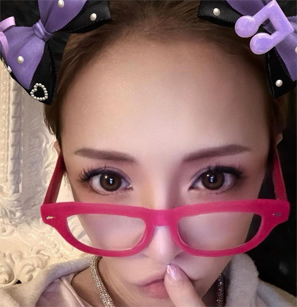 45歲濱崎步「戴老花眼鏡」看合約太真實!他認「字糊成黑芝麻」粉淚:女神也是人
