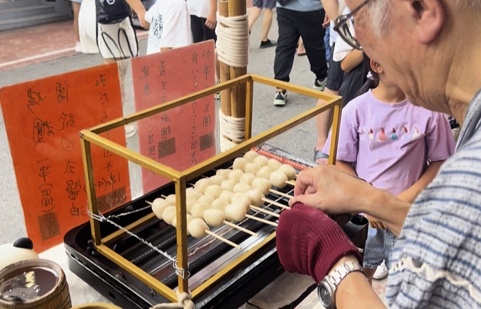 80歲的夜市人生！　日本爺爺逢甲賣烤糰子