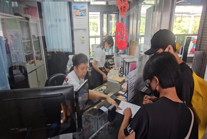 光復車站閘門全開改發進站證　台鐵：對鏟子超人的支持與感謝