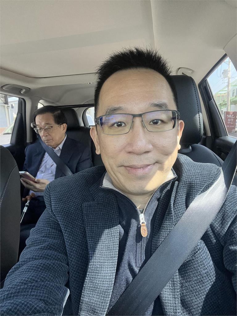 陳水扁私下搭車「低頭狂滑脆」被偷拍！司機身分曝…本尊抓包：小心被開罰