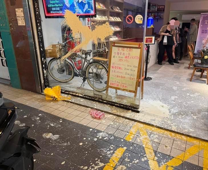 卡米地喜劇俱樂部驚傳「糞彈攻」　黃逸豪怒轟「別當大眾是傻子」