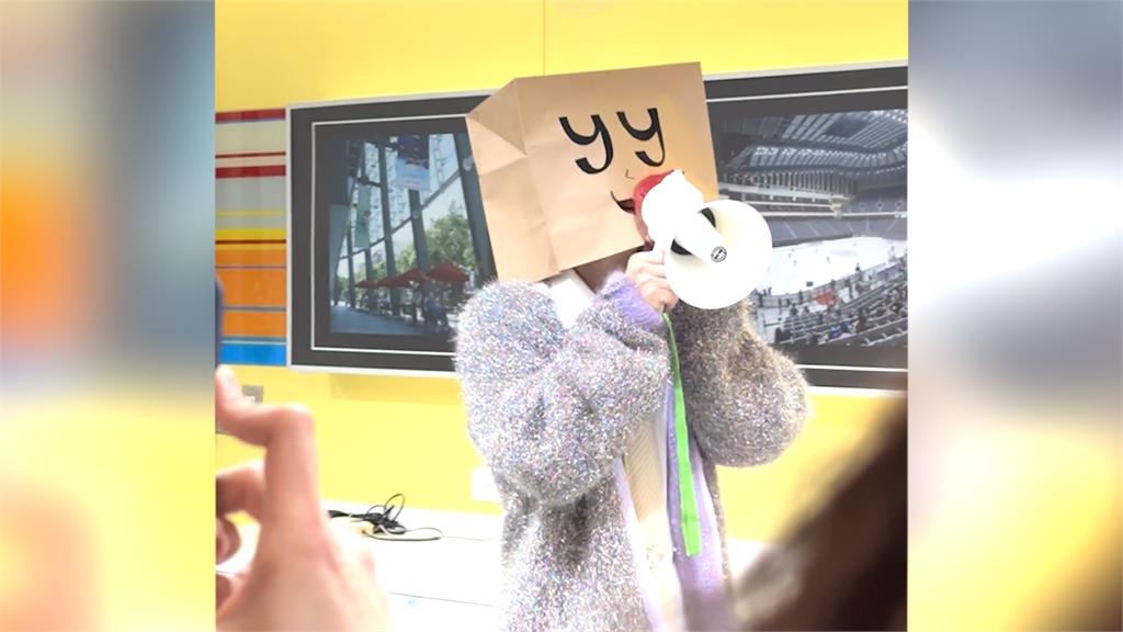 唱不夠！林宥嘉散場「化身紙袋人」路邊開唱　粉絲暴動圍服務台