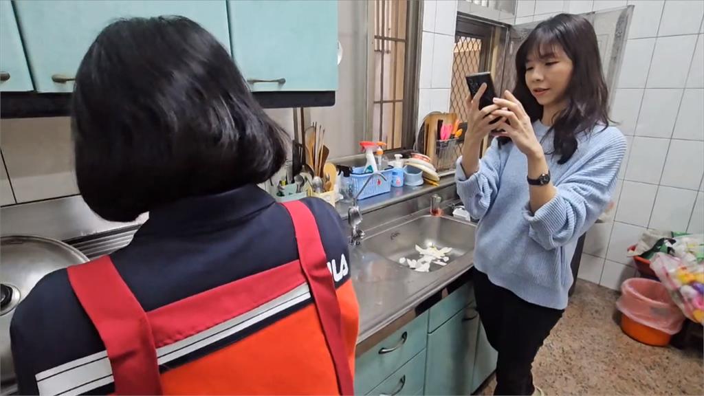 洪慈庸不當立委轉型拍短影音！　拚流量、點閱率