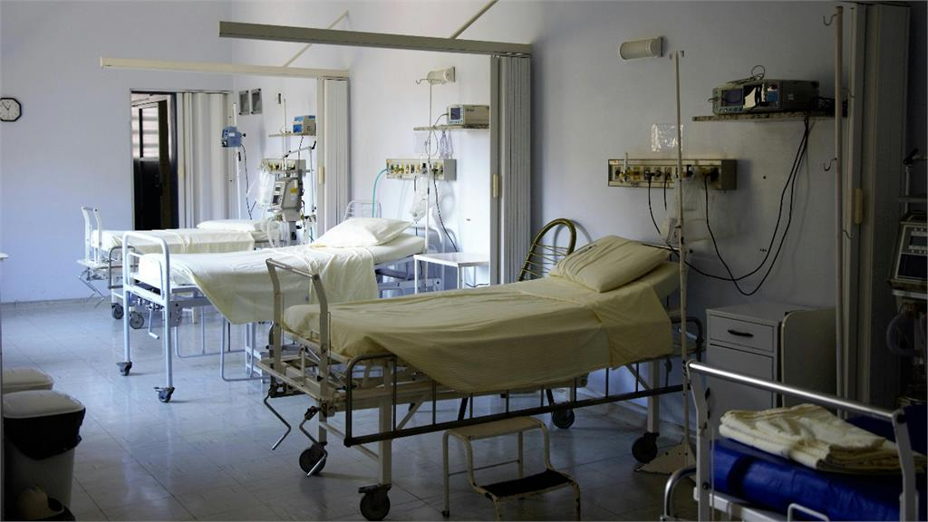 準備下葬突咳嗽!19歲印度腦死男「棺材前復活」嚇壞家屬