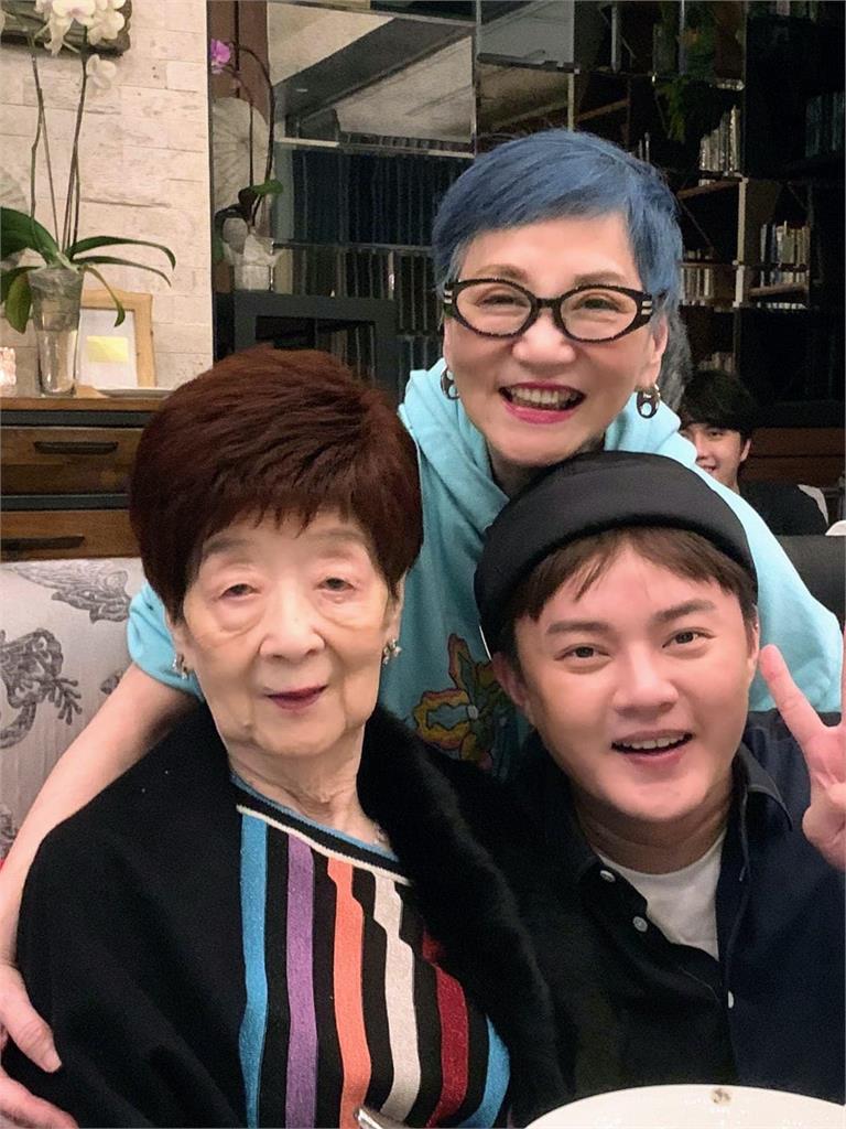 許富凱曬「三代同框照」!張小燕96歲媽媽現況曝「凍齡面貌」驚呆網