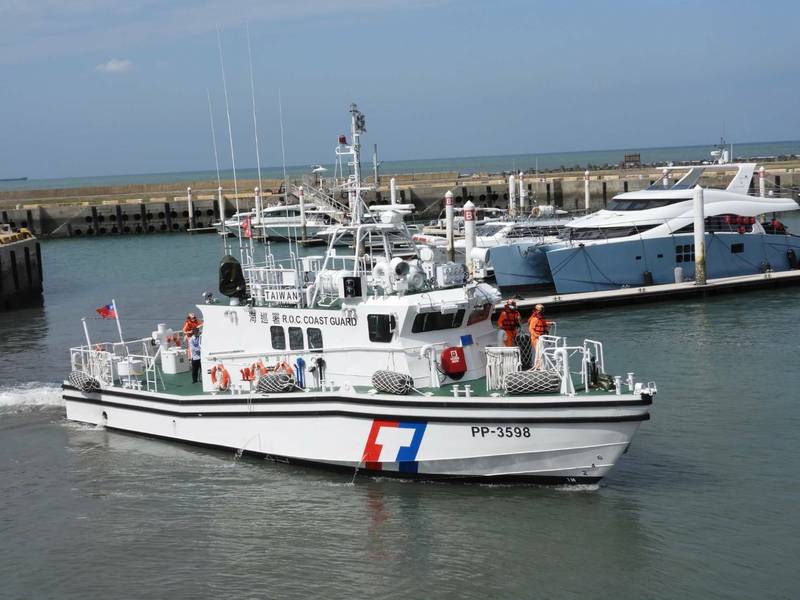 捕魚出意外!船員富貴角外海手臂骨折 淡水海巡緊急馳援