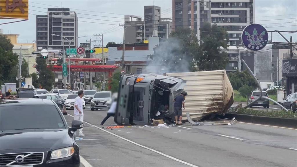 台61線西濱路段　聯結車過彎時搶快翻車起火