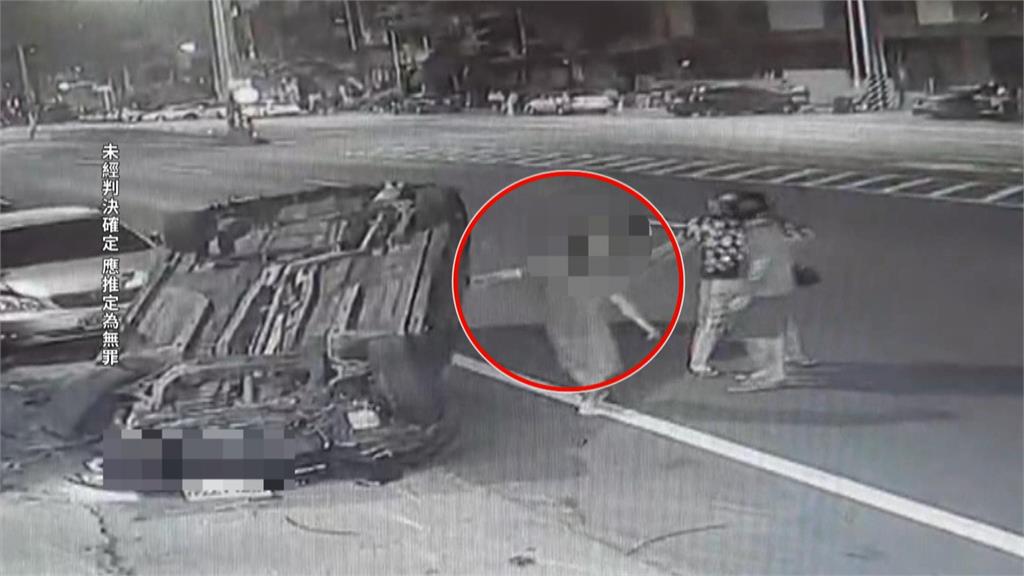 翻車現場! 酒駕自撞分隔島 翻覆直撞路邊2車