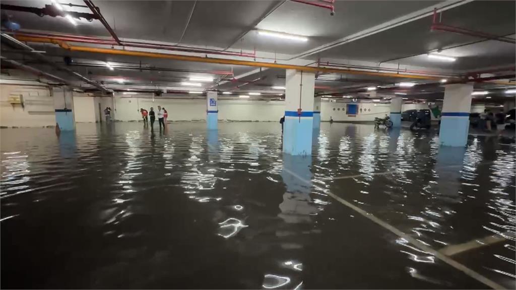 大里運動公園停車場淹水 抽水機整夜運作積水未退