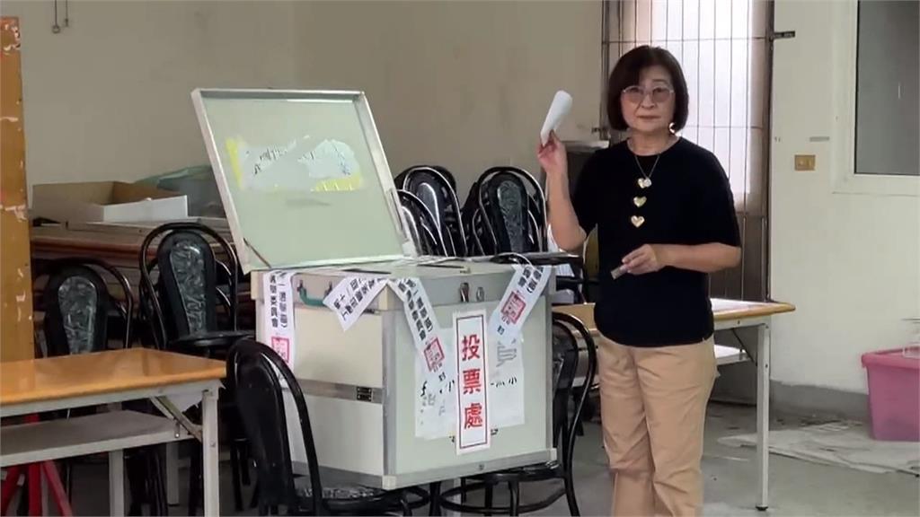 丁學忠神情自在完成投票 張嘉郡忘帶身分證急返家