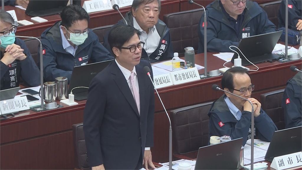 高雄市長陳其邁即將卸任　最後一次備詢！議員送「畢業禮物」