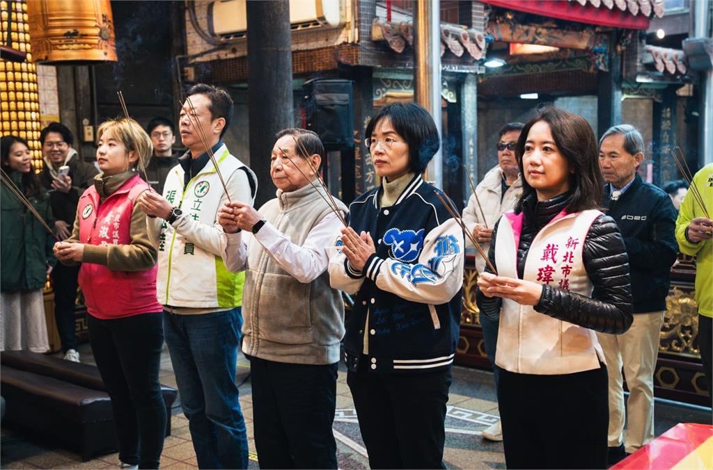 快新聞/賴桑、小英總統春聯夯!蘇巧慧板橋親發 半小時內千份被搶光