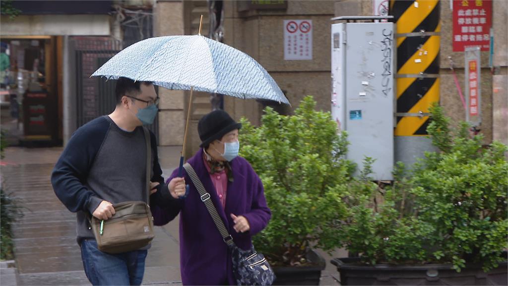 中部以北大雨不斷 玉山再飄雪深度達0.7cm