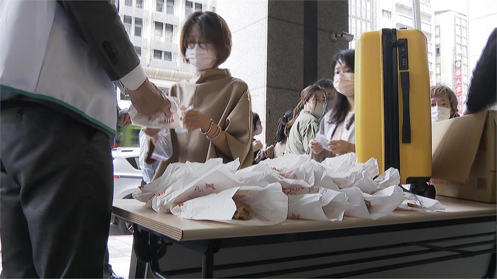 挺中信兄弟！券商送免費雞排　加碼抽行李箱邀象迷一起應援