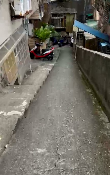 回家還要先挑戰「越野賽」 基隆中正路路面超陡峭騎車挑戰車技