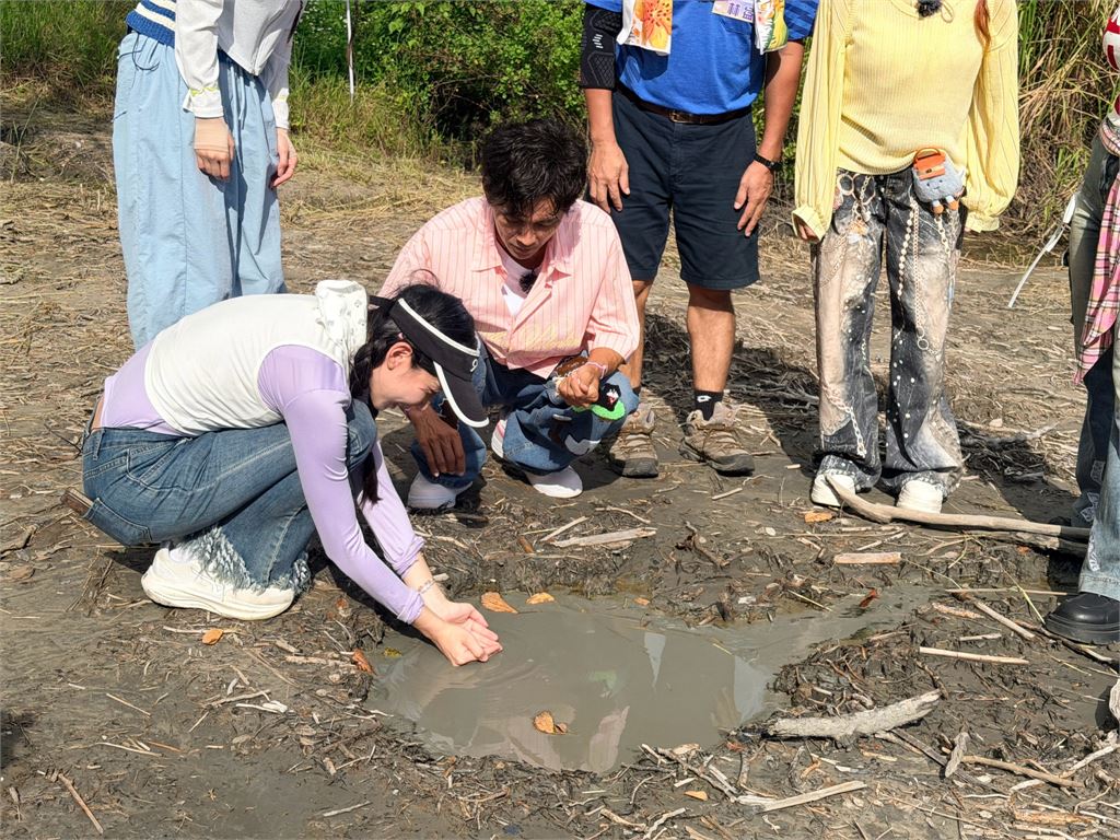 楊繡惠哭訴崎嶇陡峭溯溪讓她萌生辭職念頭！喝下花蓮「金針忘憂茶」忘記憂愁笑歪眾人