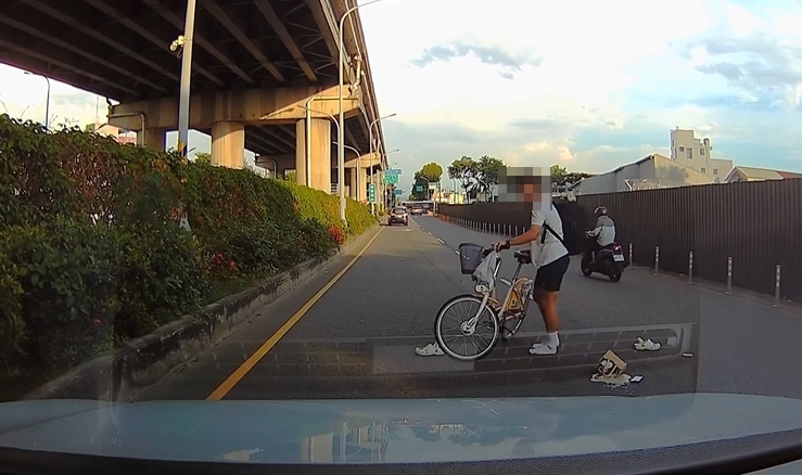 台中男學生騎YouBike翹孤輪慘摔 單車業者:兩邊點放煞車較安全