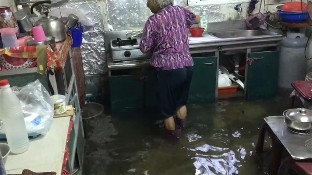 家當全部泡湯...　8旬嬤無處可去躺床等水退