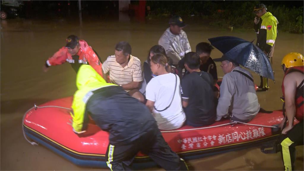 暴雨淹成汪洋！　金山居民乘橡皮艇　消防隊員助拖拉前行