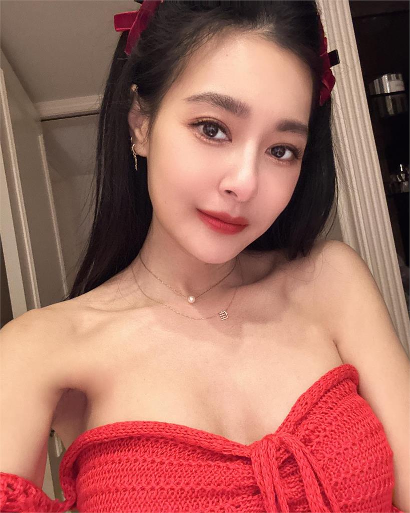 王思佳辣曬「完美圓弧線」竟撞臉1大咖女星!網一看全嗨了 才剛走出假包風波!王思佳辣曬「完美圓弧線」竟撞臉1大咖女星