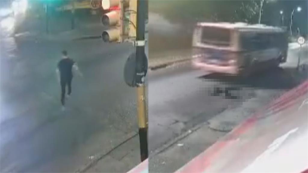 過馬路遭偏離路線公車「撞飛再輾過」　18歲男跑不過死神當場亡
