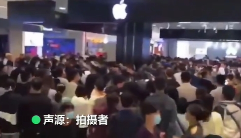 說好的抵制呢？中國人擠商場瘋搶「500台iPhone 13」險暴動！