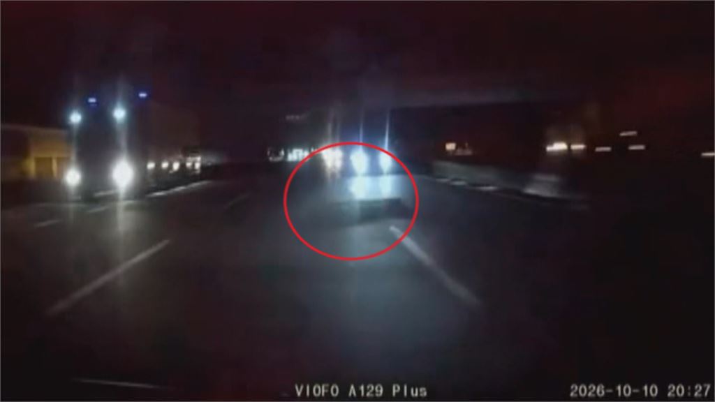 國道突現「神秘長木棍」！　車輛輾過爆胎8車待援