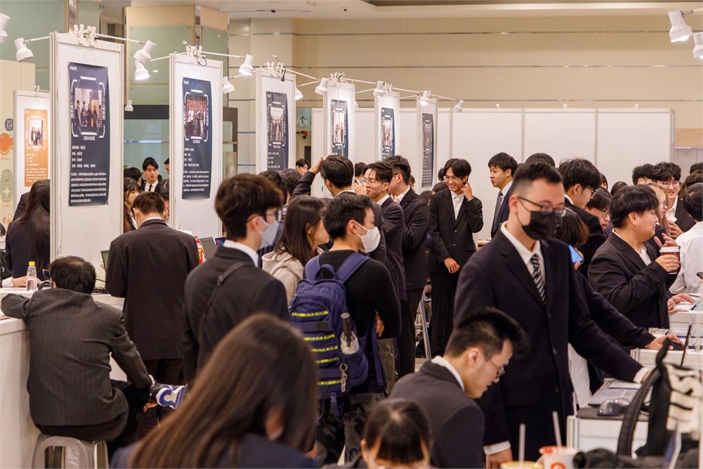 世新大學資管系畢展「與AI同行」 37組團隊跨域協作吸睛