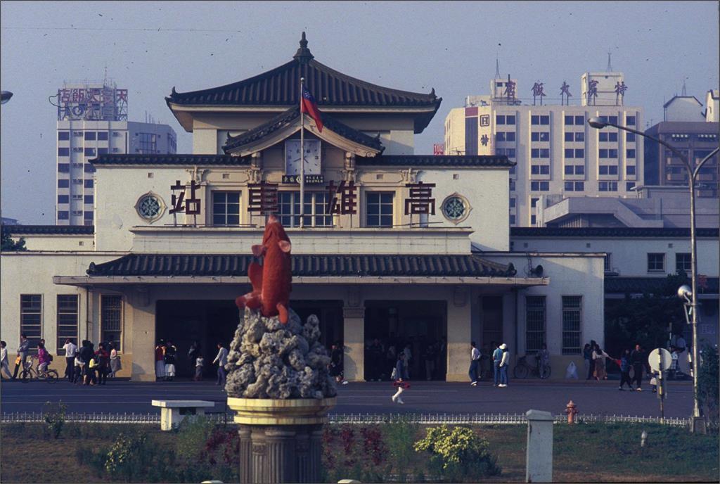 高雄車站即將完工！　歷史老地標「紅鯉魚」復出回歸
