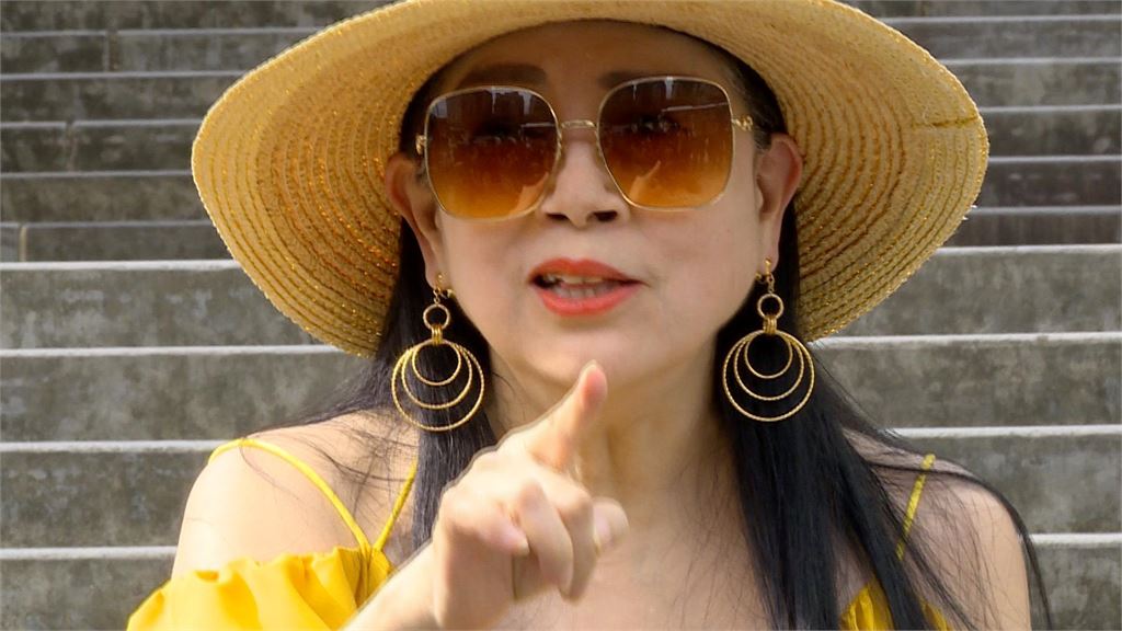 好久不見！　民眾直擊與"小鮮肉"吃牛排　許純美批：把我拍得太醜了
