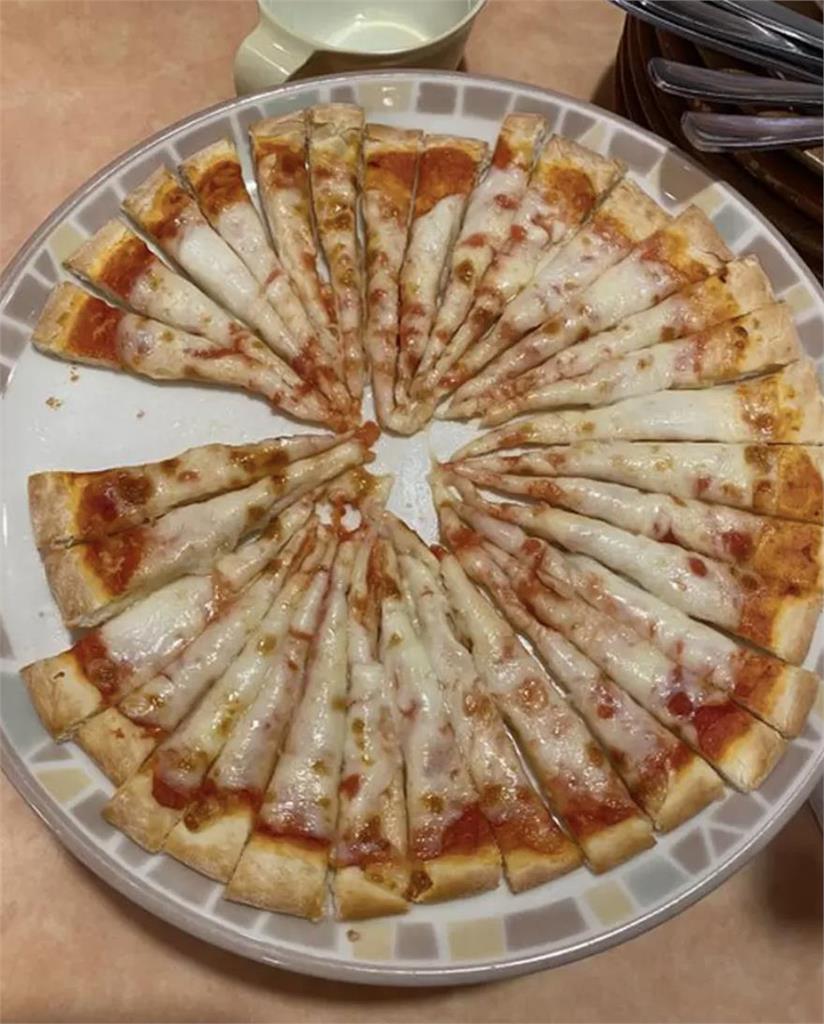 大食怪炸鍋「披薩狂切32份」是哪招？「戰神級刀工」網嗨讚：沒有之一