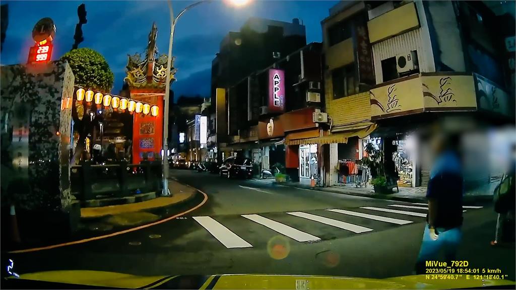 闖紅燈還走馬路中間　「來自地獄的行人」網嘆：真實的台灣交通