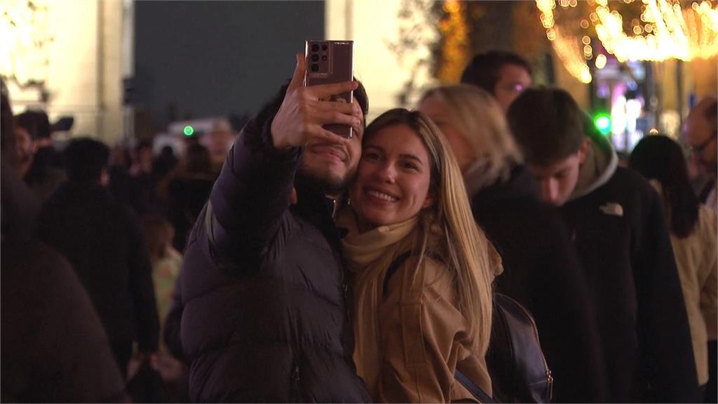 耶誕節將至! 巴黎香榭麗舍大道點燈 「龐德女郎」助陣獻唱