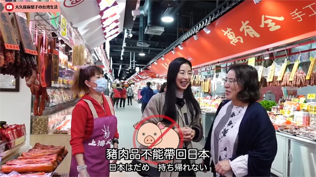 日女星爸媽逛台灣市場　「被狂推這料理」讓兩老嚇到逃跑喊：我不需要