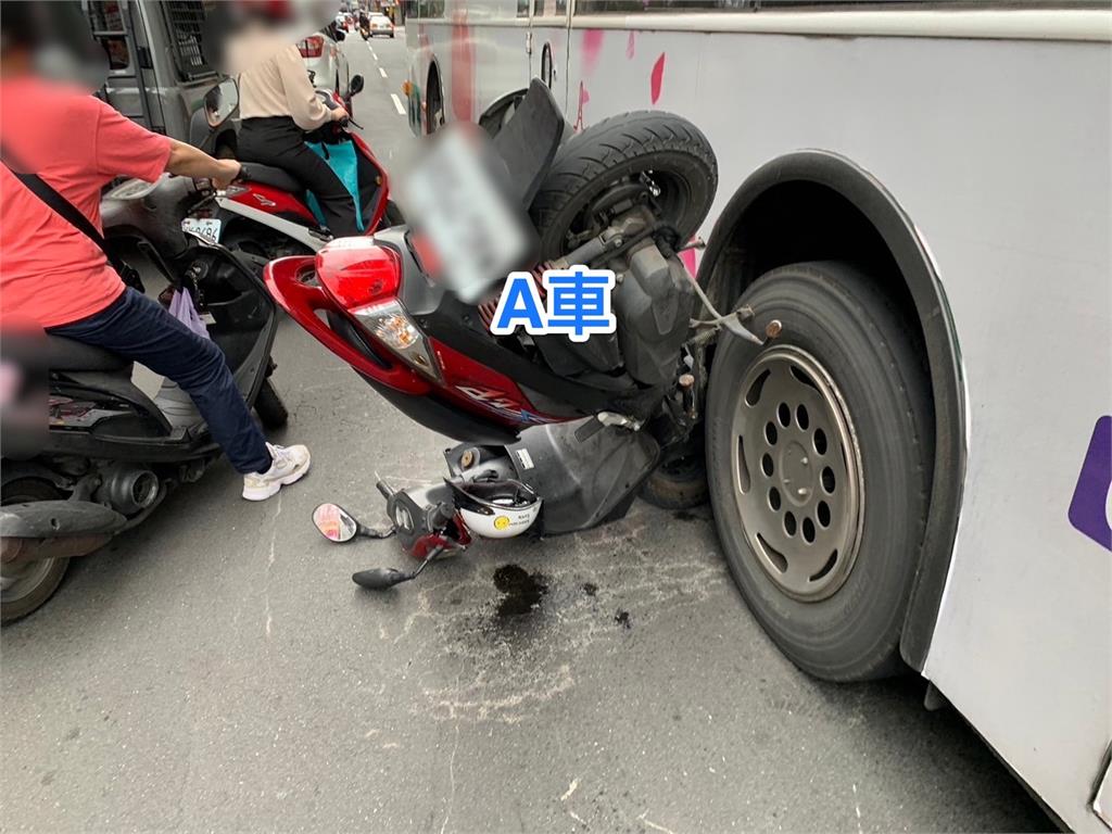 快新聞/驚!新北新莊「公車輾壓機車」 警消趕抵現場救援