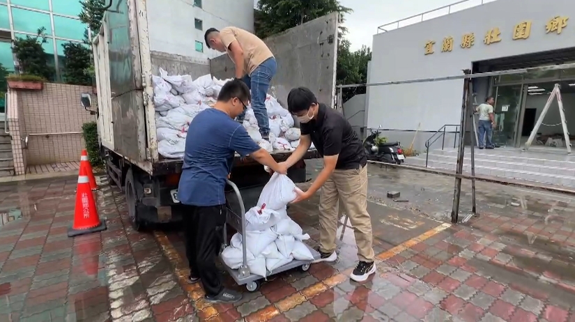 凱米颱風進逼「宜蘭首當其衝」　民眾扛沙包回家防災