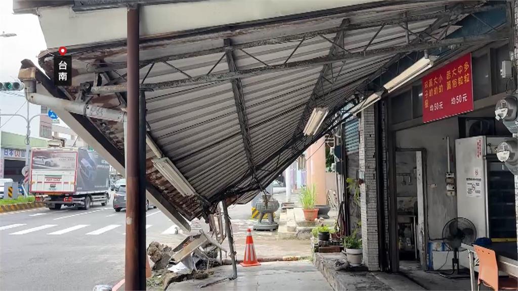 雨天"撞"況多! 台南曳引車撞分隔島對折.轎車打滑進店